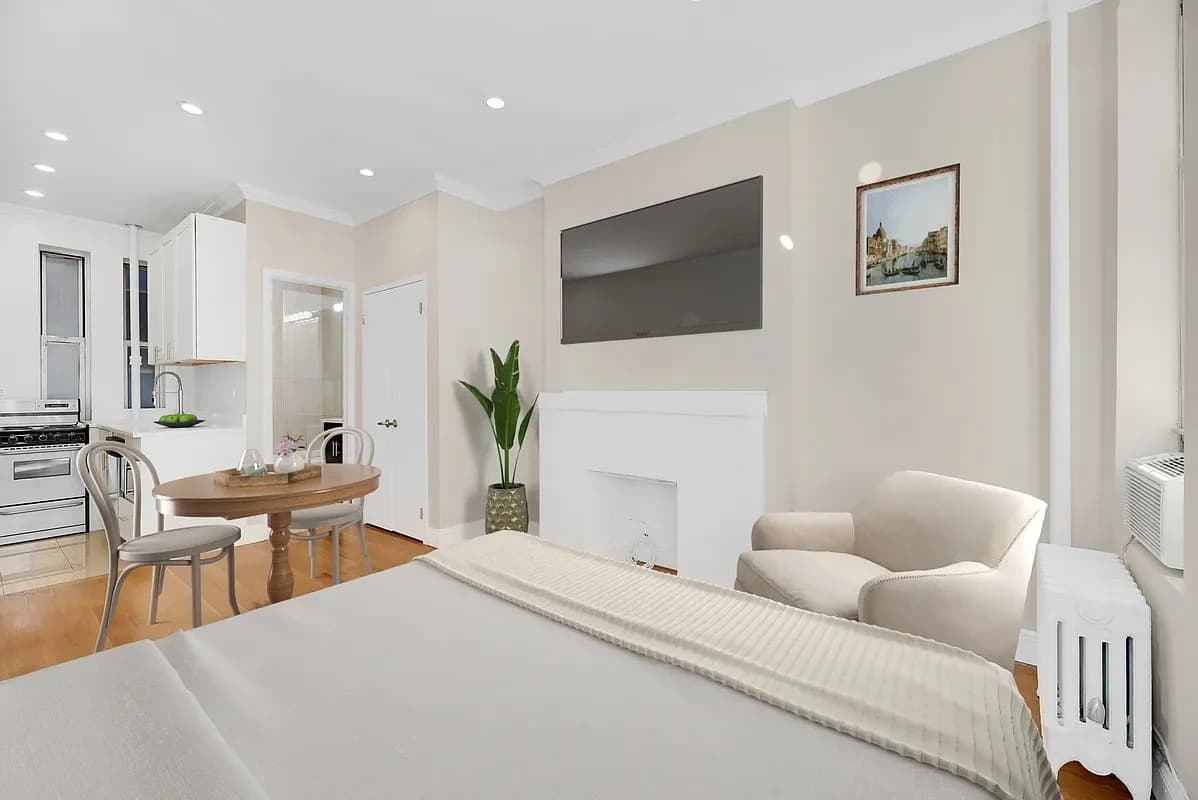 Studio apartment at 220 Sullivan Street, Unit 5H, Greenwich Village, photo 3 of 7