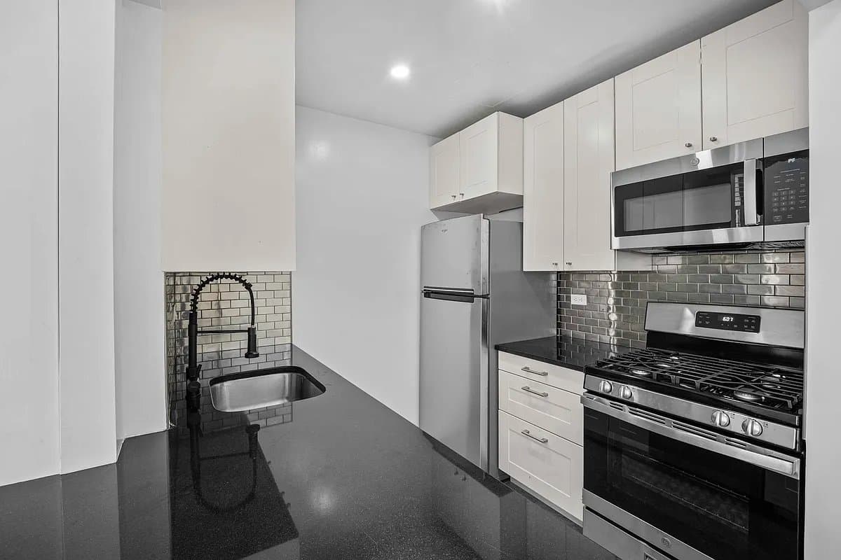 3 bed apartment at 597 Grand Avenue, Unit 3D, Crown Heights, photo 5 of 6