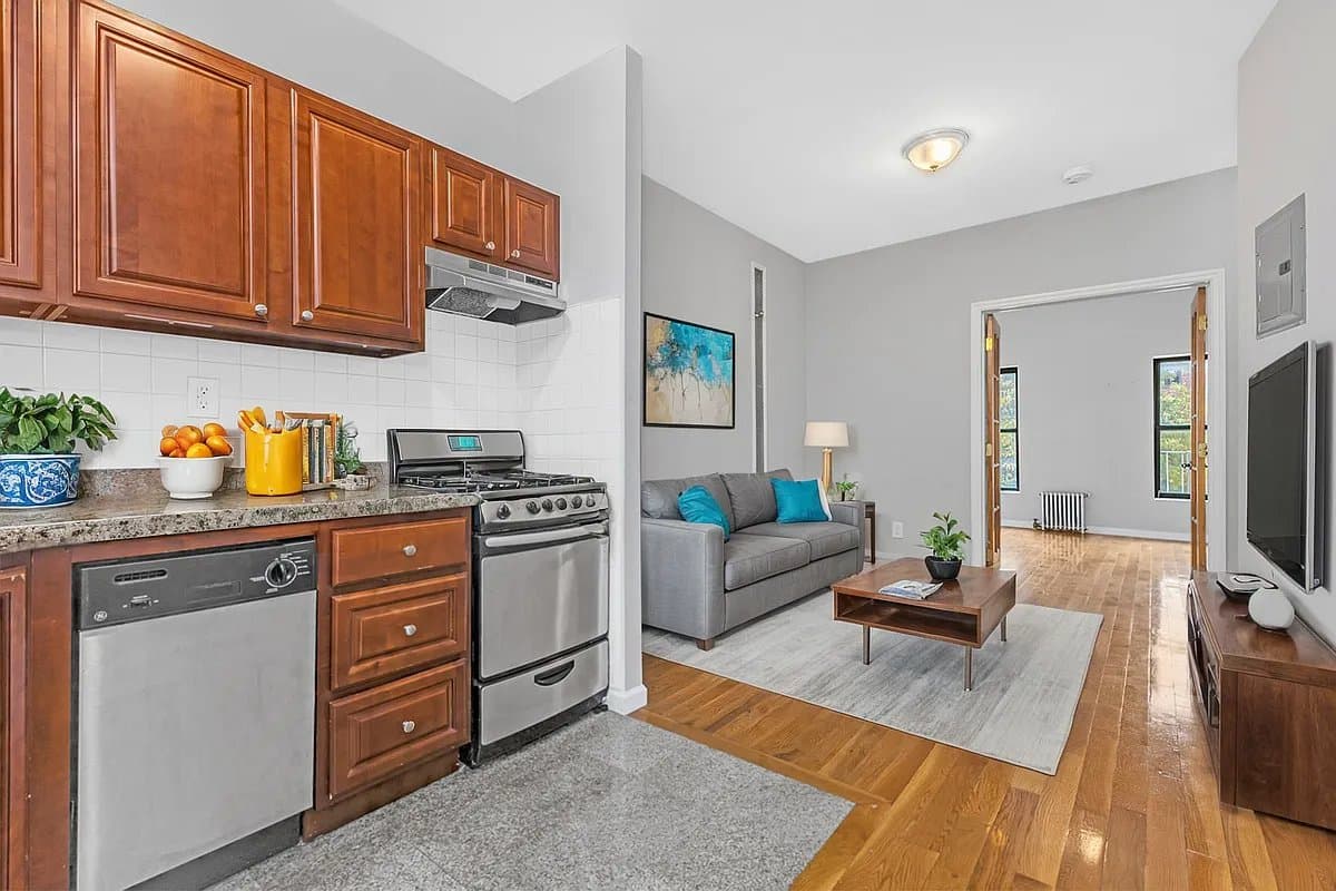 566 Baltic Street, photo 3
