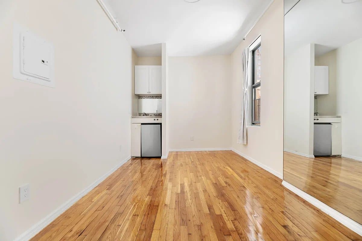 Studio apartment at 239 West 63rd Street, Unit 6D, Upper West Side, photo 3 of 6