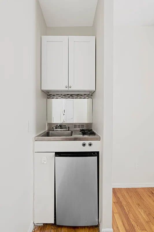 Studio apartment at 239 West 63rd Street, Unit 6D, Upper West Side, photo 5 of 6