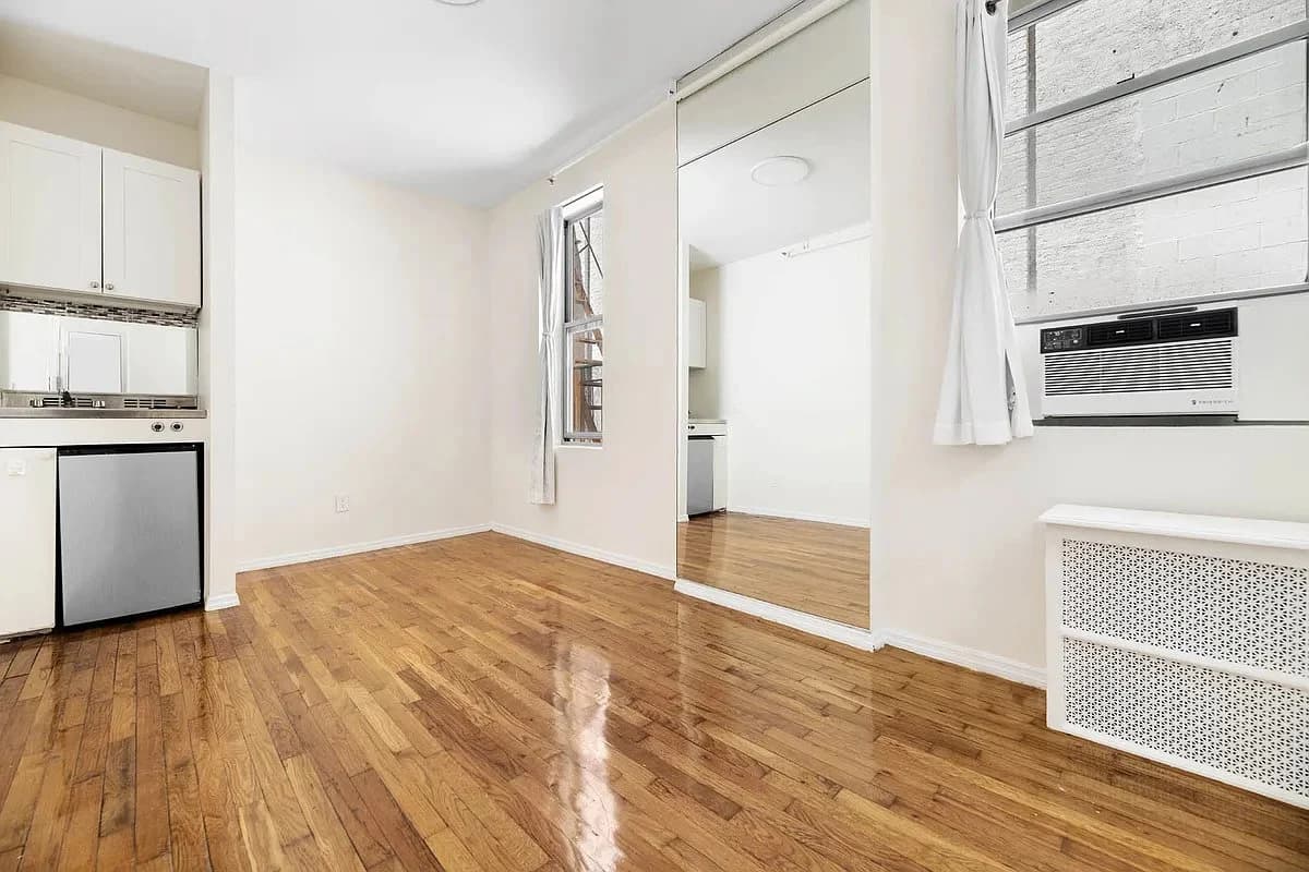 Studio apartment at 239 West 63rd Street, Unit 6D, Upper West Side, photo 2 of 6