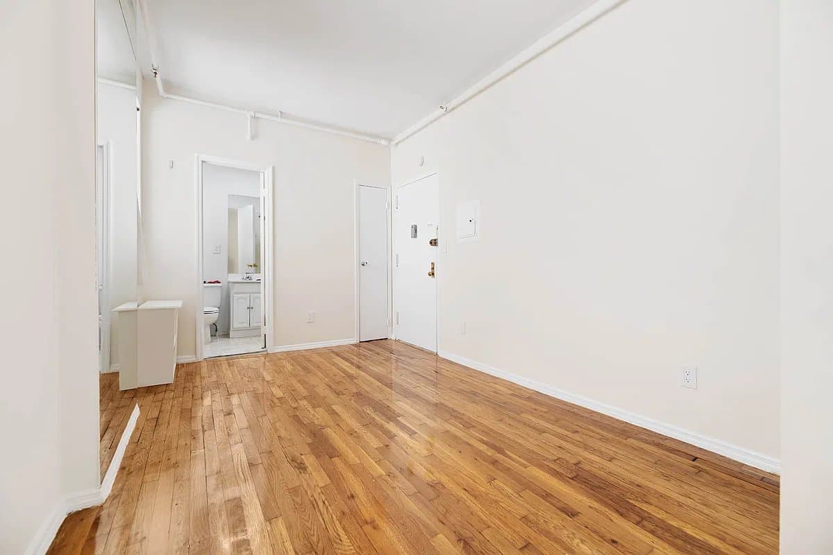 Studio apartment at 239 West 63rd Street, Unit 6D, Upper West Side, photo 4 of 6