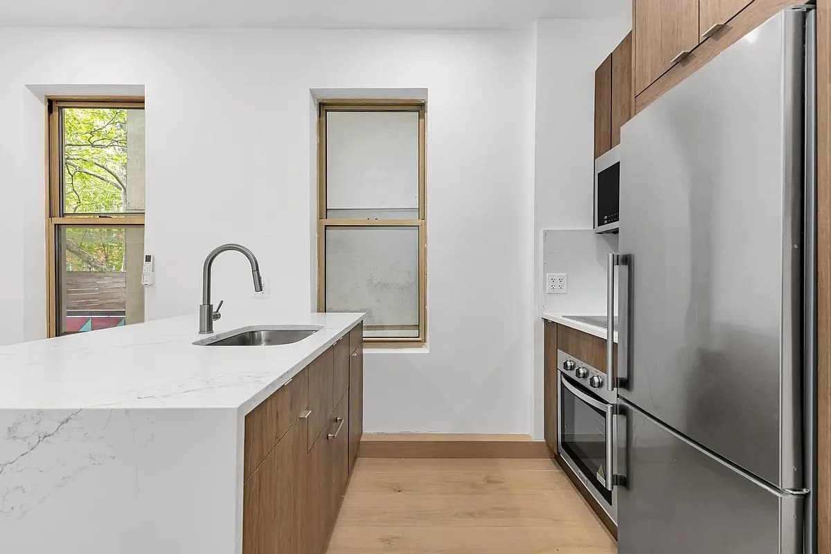 1 bed apartment at 246 East 53rd Street, Unit 3B, Midtown East, photo 3 of 5