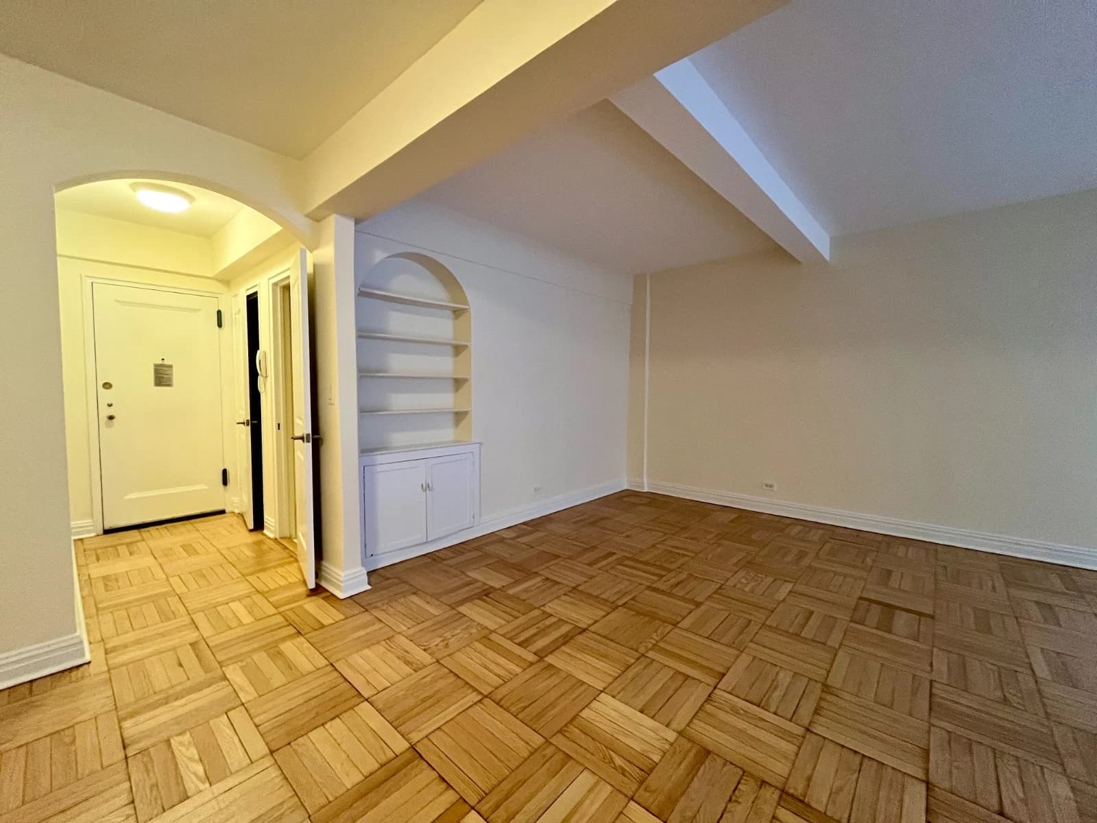 1 bed apartment at 141 E 56th St, Unit 3C, Midtown East, photo 2 of 8