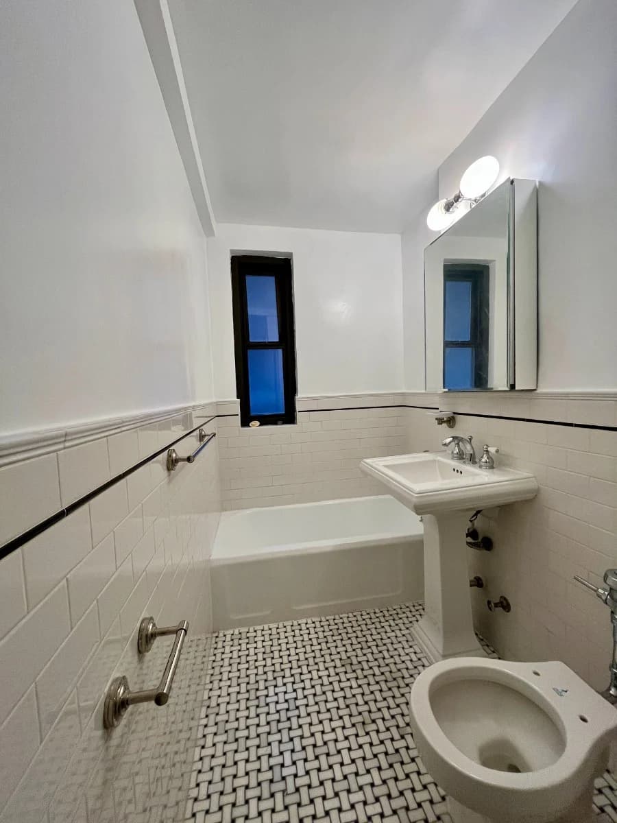 1 bed apartment at 141 E 56th St, Unit 3C, Midtown East, photo 6 of 8