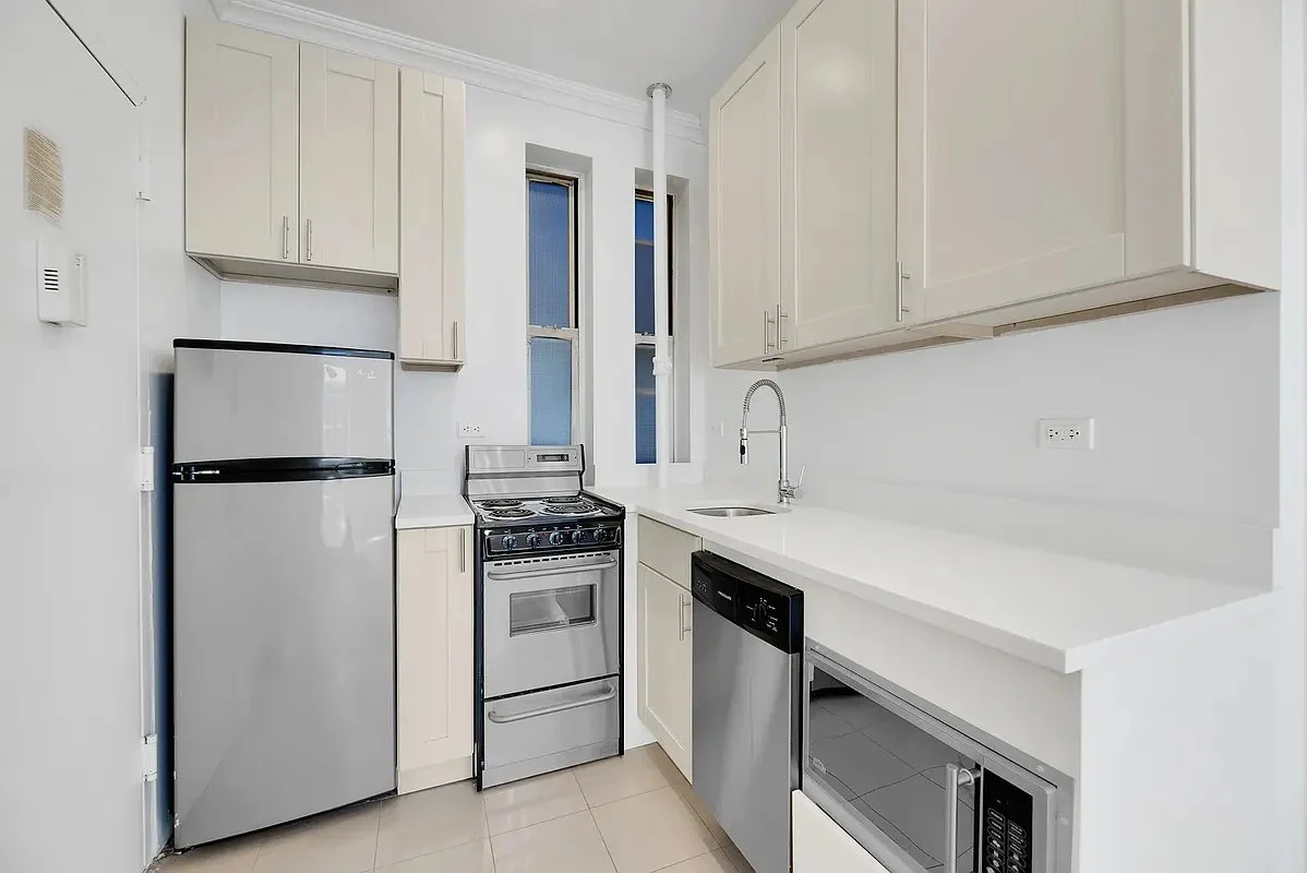 Studio apartment at 220 Sullivan Street, Unit 4F, Greenwich Village, photo 3 of 6