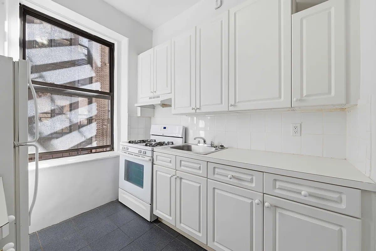 Studio apartment at 2586 Broadway, Unit 5O, Upper West Side, photo 6 of 8
