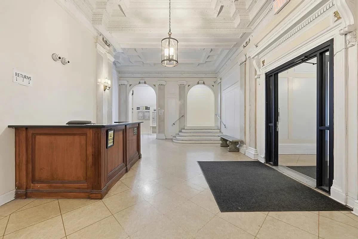 Studio apartment at 2586 Broadway, Unit 5O, Upper West Side, photo 8 of 8