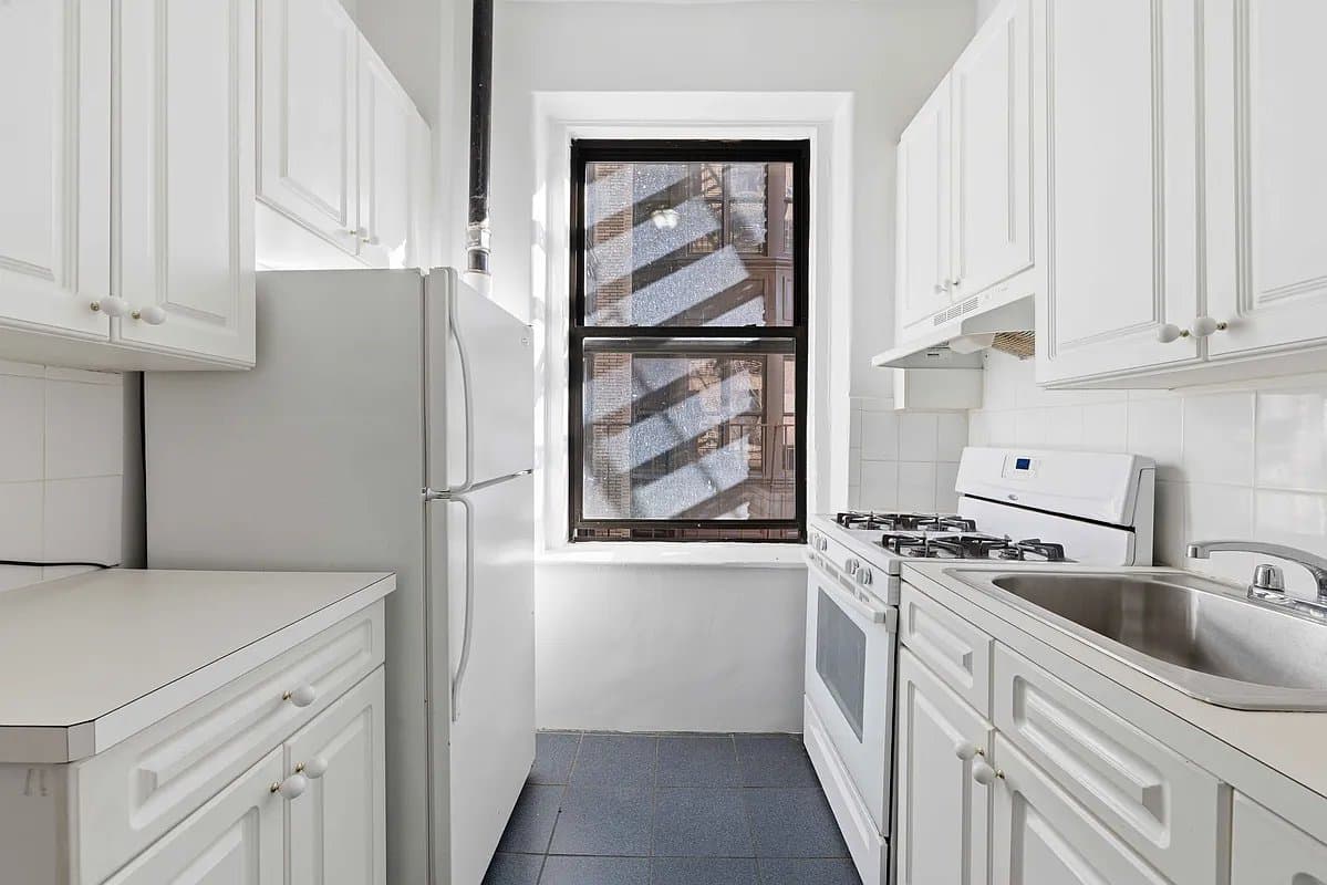 2586 Broadway, photo 4