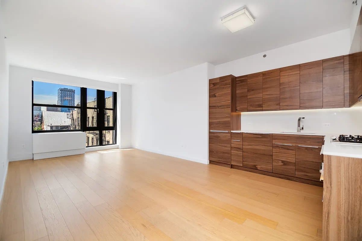 Studio apartment at 171 Suffolk Street, Unit 6J, Lower East Side, photo 2 of 5