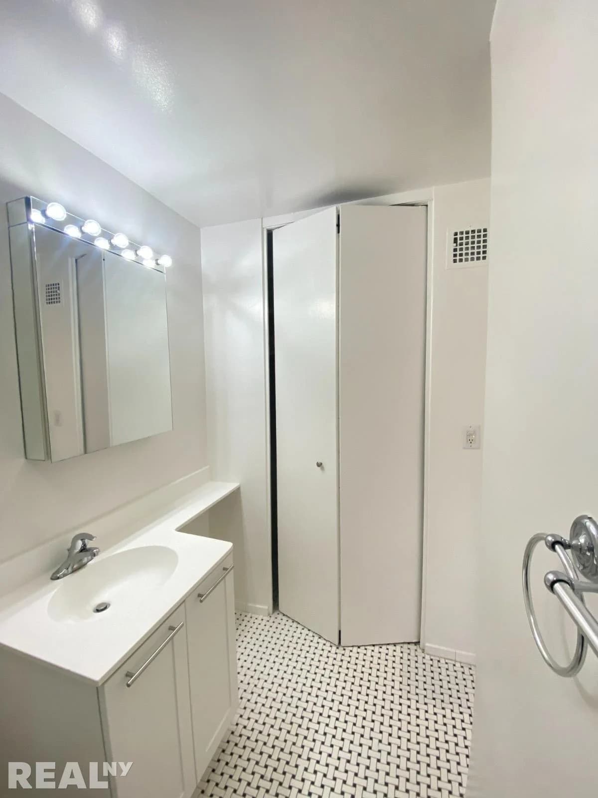Studio apartment at 236 E 36th St, Unit 9A, Murray Hill, photo 5 of 9