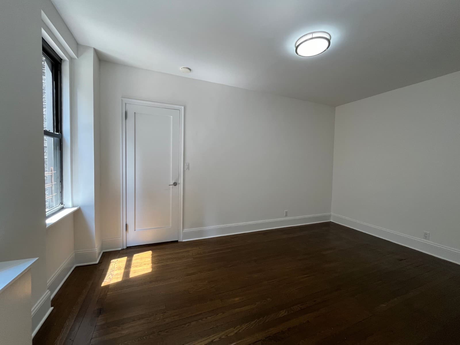 1 bed apartment at 140 E 46th St, Unit 7K, Midtown East, photo 2 of 8