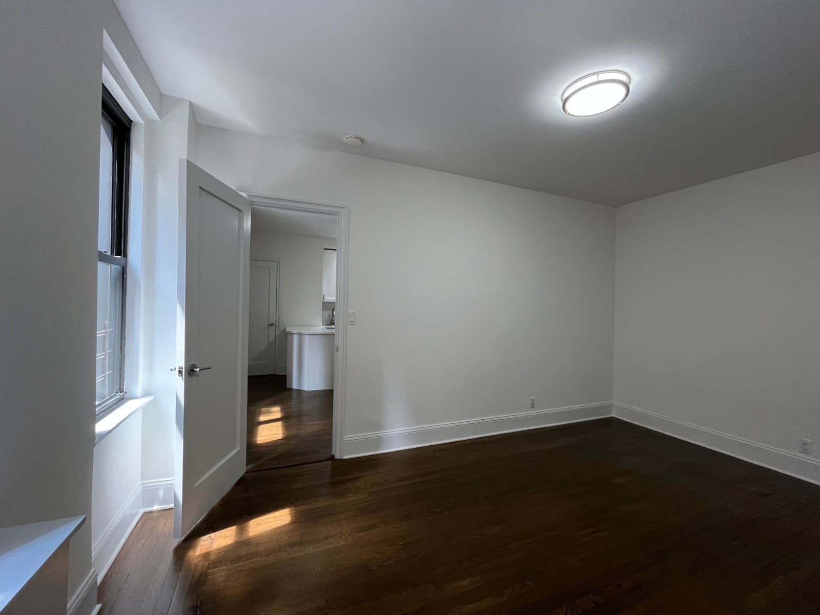 1 bed apartment at 140 E 46th St, Unit 7K, Midtown East, photo 1 of 8