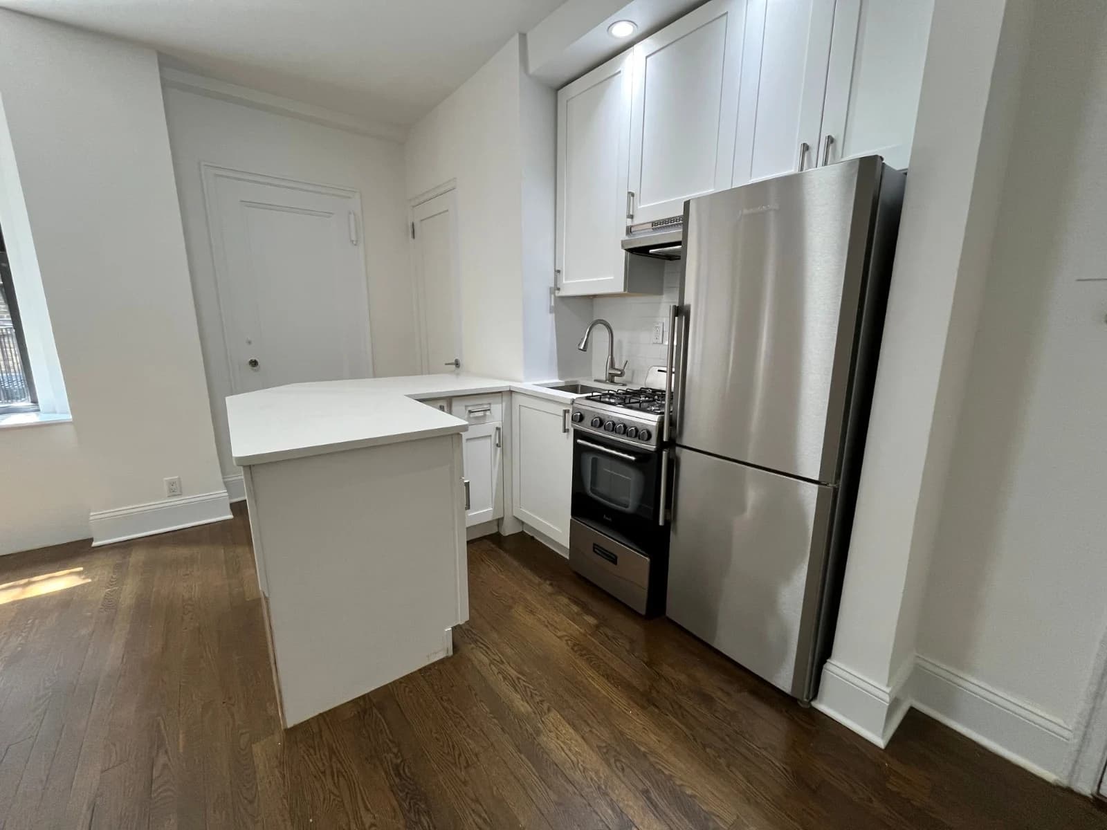 1 bed apartment at 140 E 46th St, Unit 9H, Midtown East, photo 5 of 8