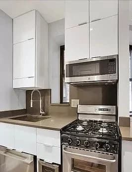 697 Tenth Avenue, photo 3