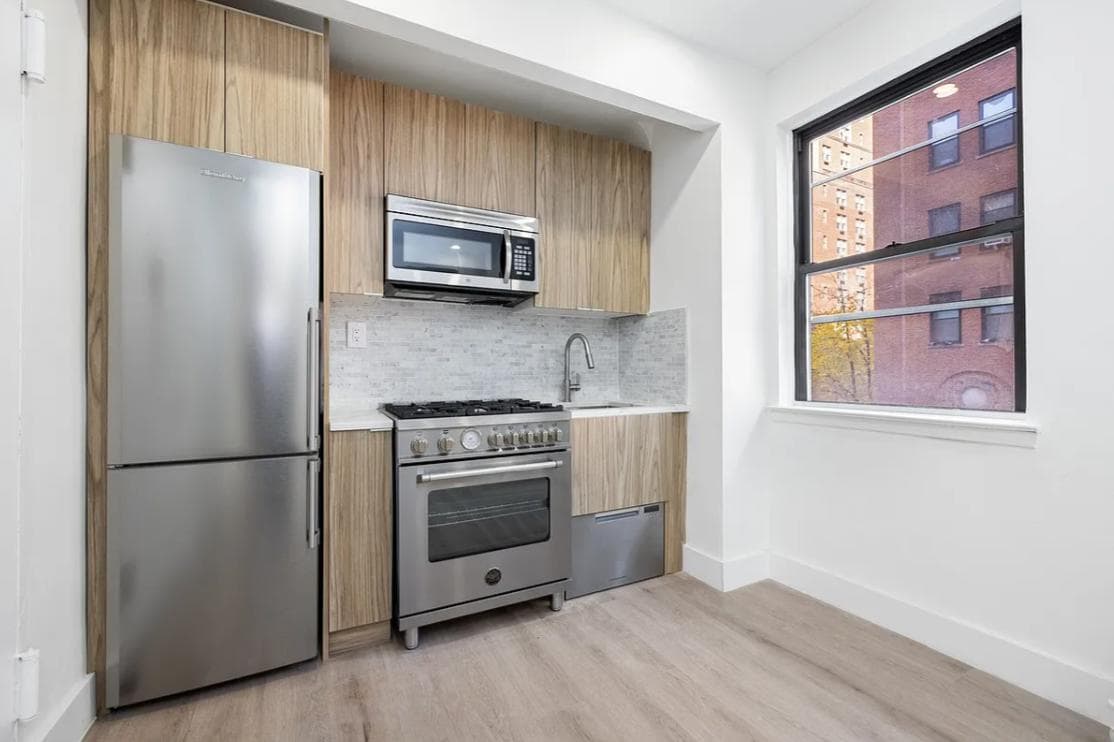 Studio apartment at 138 East 38th Street, Unit 12D, Murray Hill, photo 3 of 9