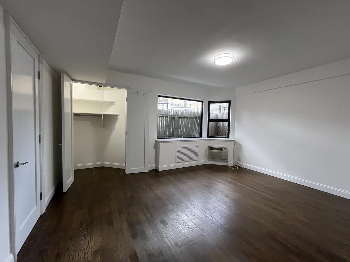 20 Beekman PL, photo 4