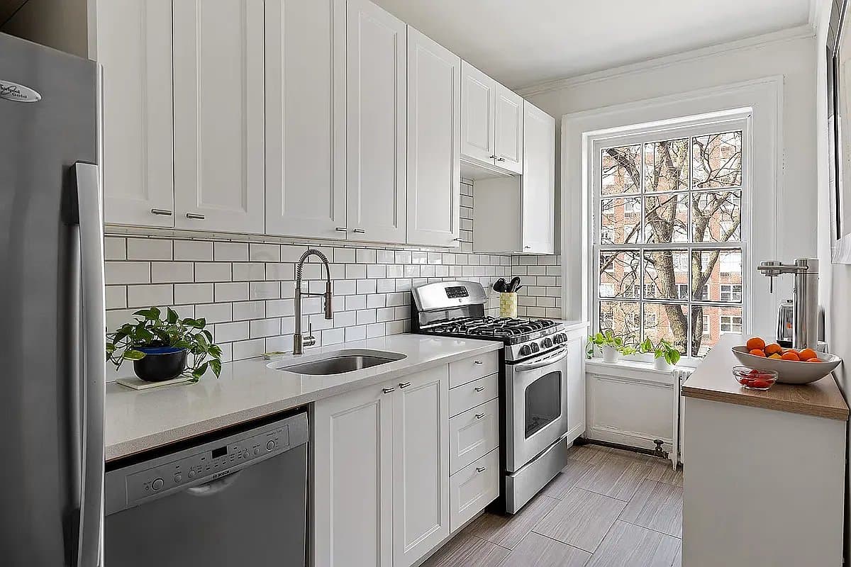 2 bed apartment at 198 Sixth Avenue, Unit 4, SoHo, photo 4 of 5