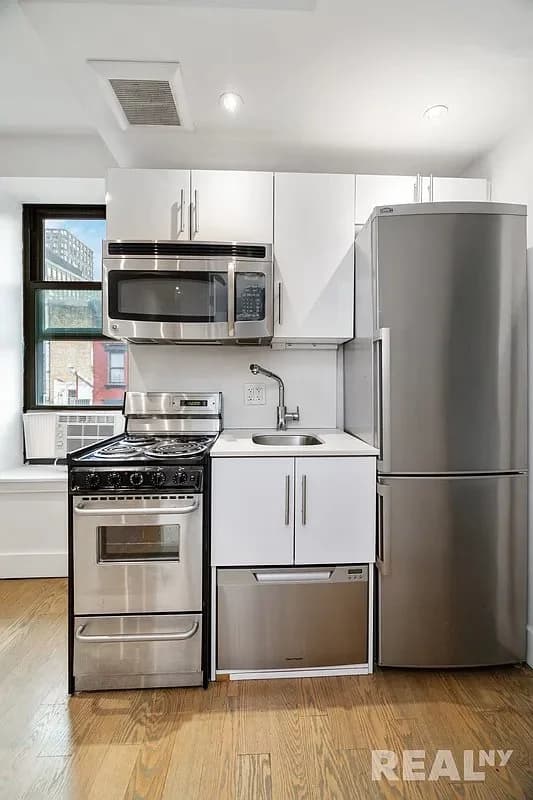 2 bed apartment at 81 Orchard Street, Unit 14, Lower East Side, photo 3 of 4