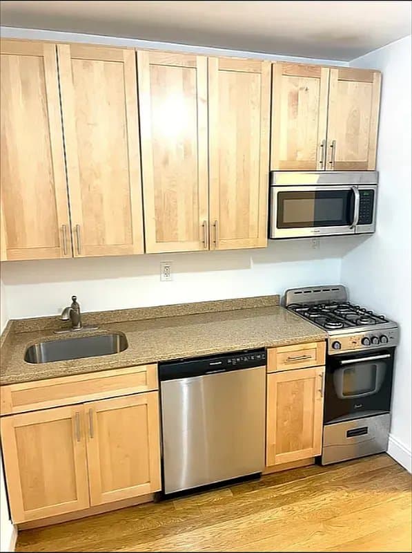858 Tenth Avenue, photo 4