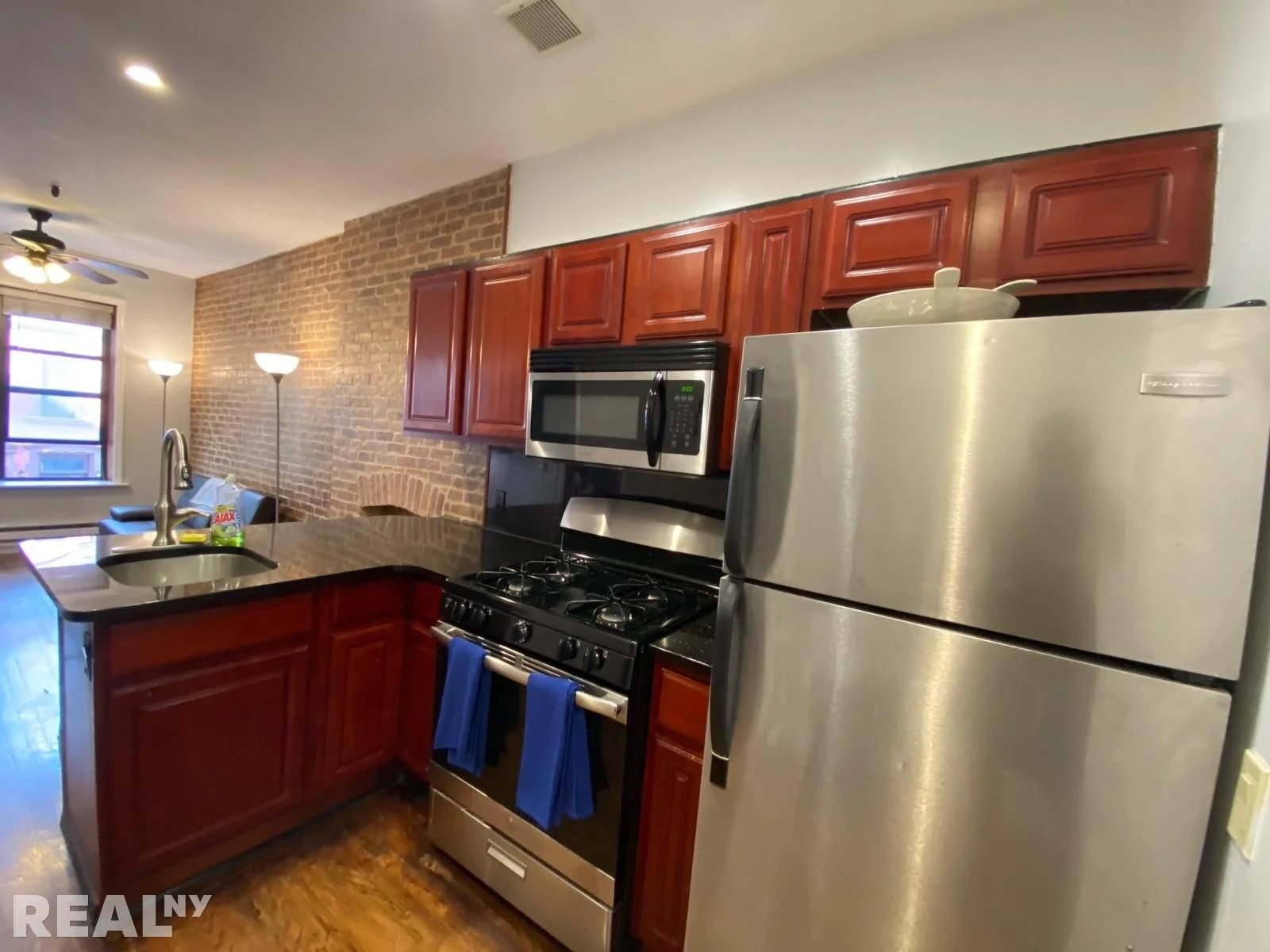 302 West 138th Street, photo 2