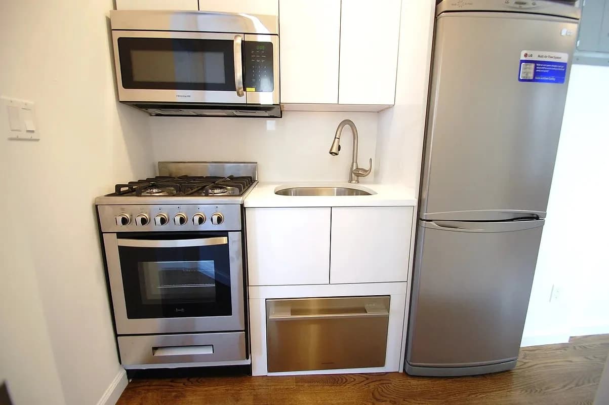 1 bed apartment at 250 Broome Street, Unit 1A, Lower East Side, photo 3 of 4