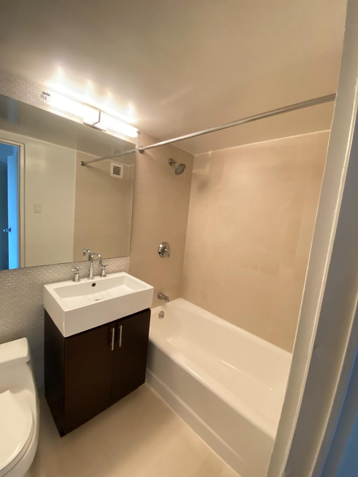 2 bed apartment at 220 E 63rd St, Unit 2A, Upper East Side, photo 2 of 3