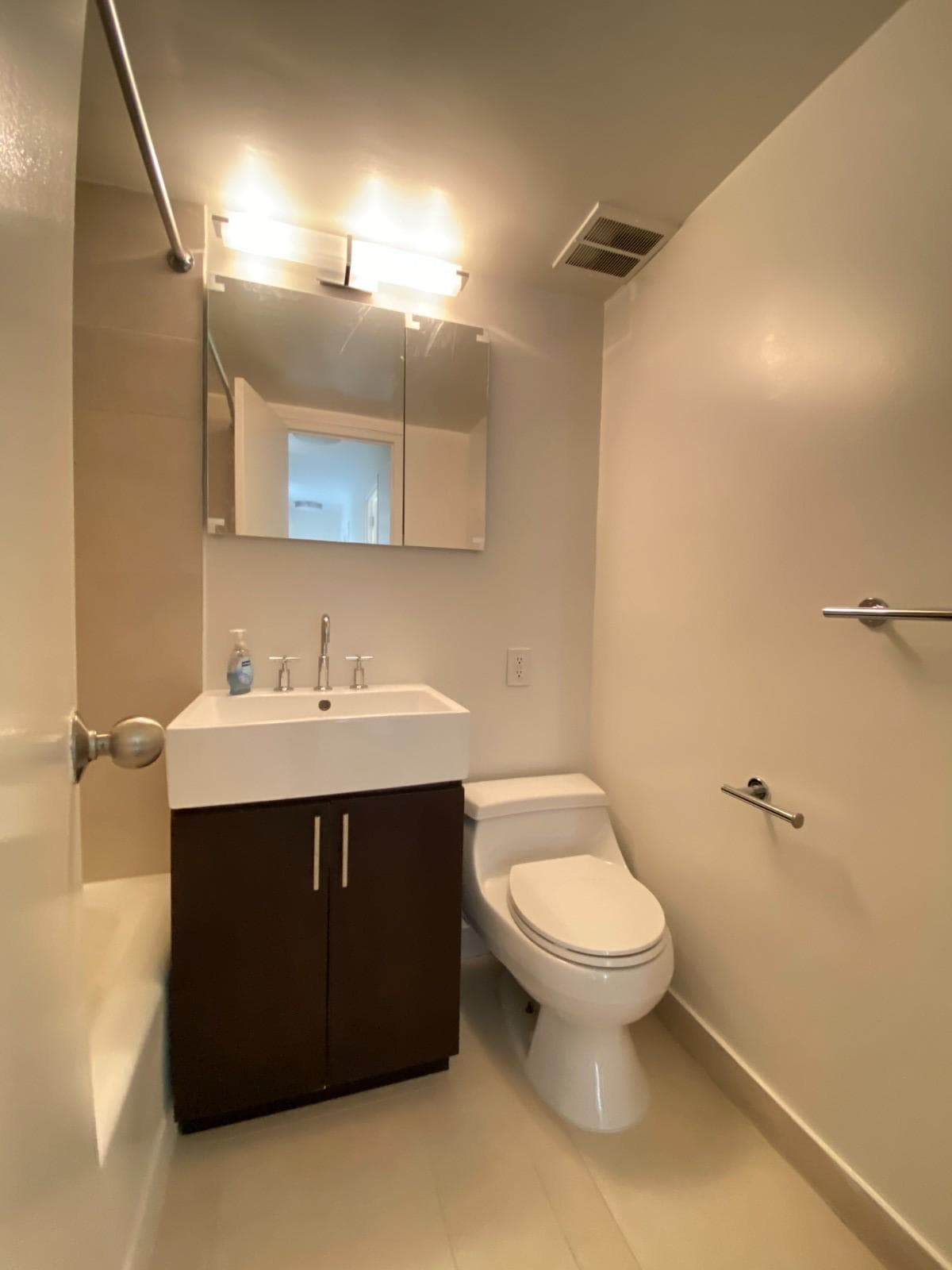 2 bed apartment at 220 E 63rd St, Unit 2A, Upper East Side, photo 3 of 3