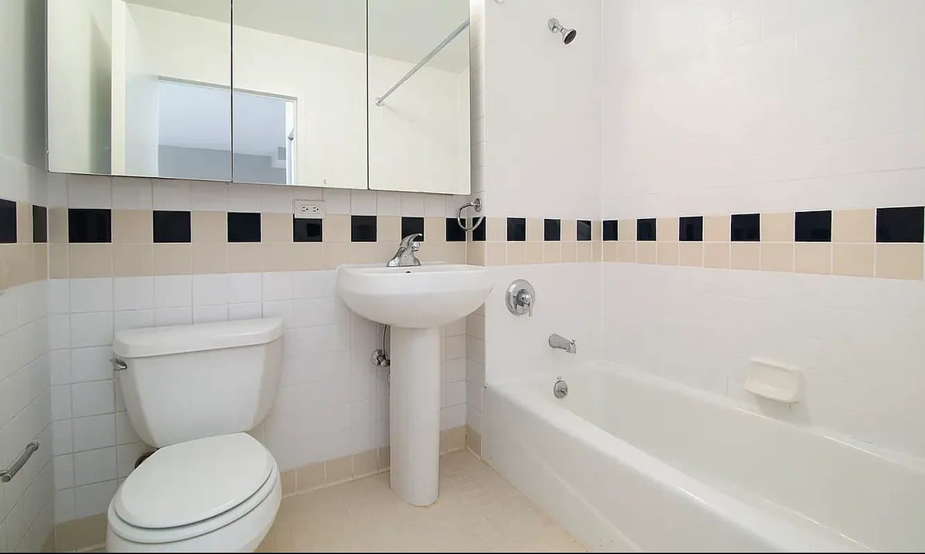 3 bed apartment at 152 Ludlow Street, Unit 3B, Lower East Side, photo 6 of 9