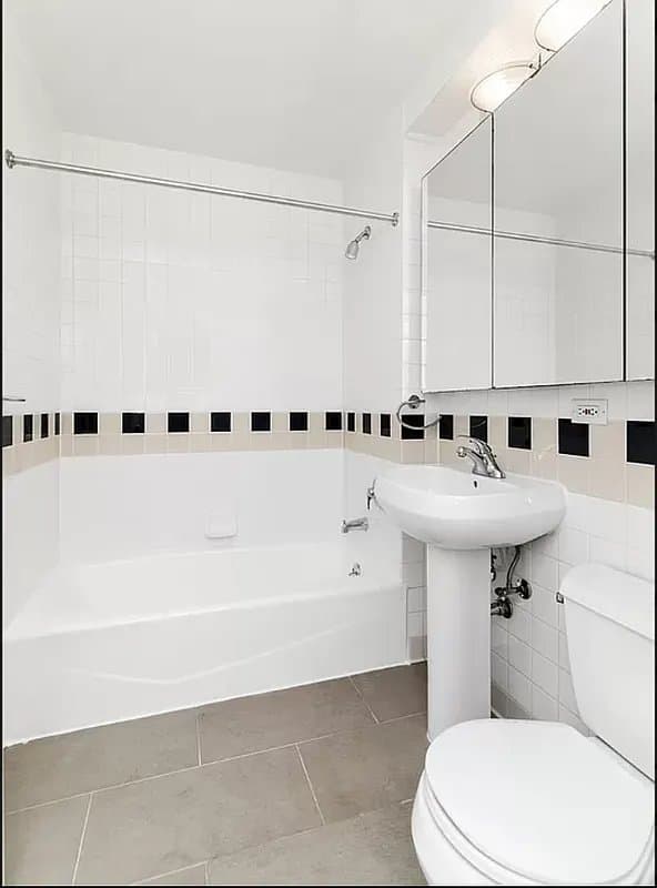 3 bed apartment at 152 Ludlow Street, Unit 3B, Lower East Side, photo 7 of 9