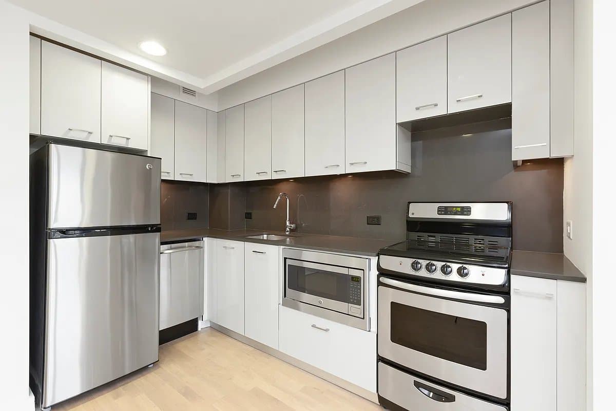 Studio apartment at 31-57 31st Street, Unit 602, Astoria, photo 5 of 6
