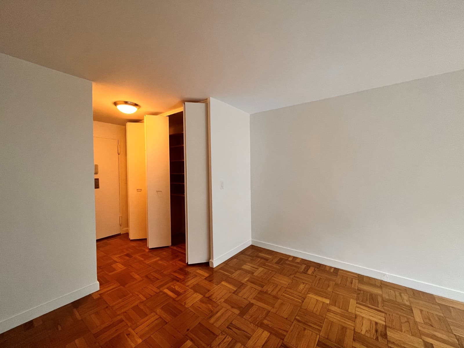 Studio apartment at 333 E 49th St, Unit 3P, Midtown East, photo 3 of 6