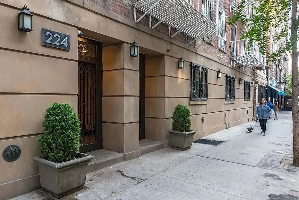 Studio apartment at 224 Sullivan Street, Unit C21, Greenwich Village, photo 3 of 7