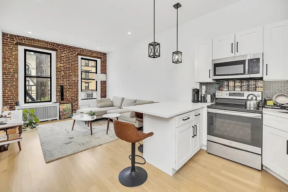 304 Columbus Avenue, photo 2