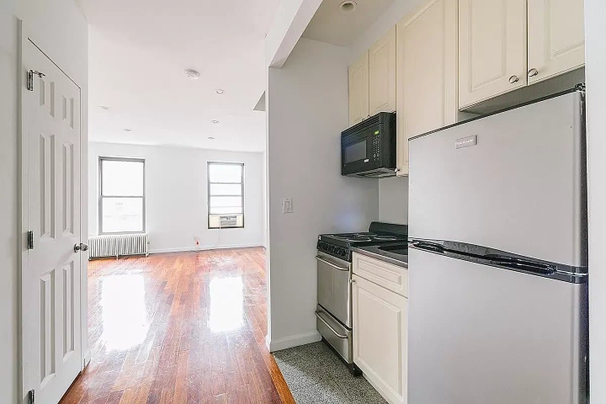 235 West 14th Street, photo 2