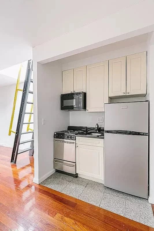 235 West 14th Street, photo 5