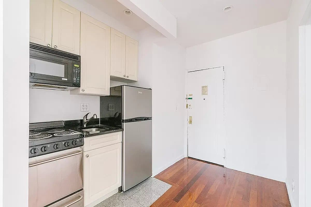 Studio apartment at 235 West 14th Street, Unit D4, Chelsea, photo 6 of 11