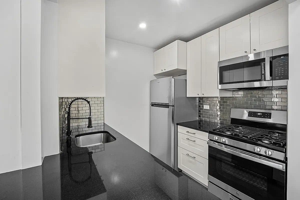 2 bed apartment at 597 Grand Avenue, Unit 2K, Crown Heights, photo 4 of 6
