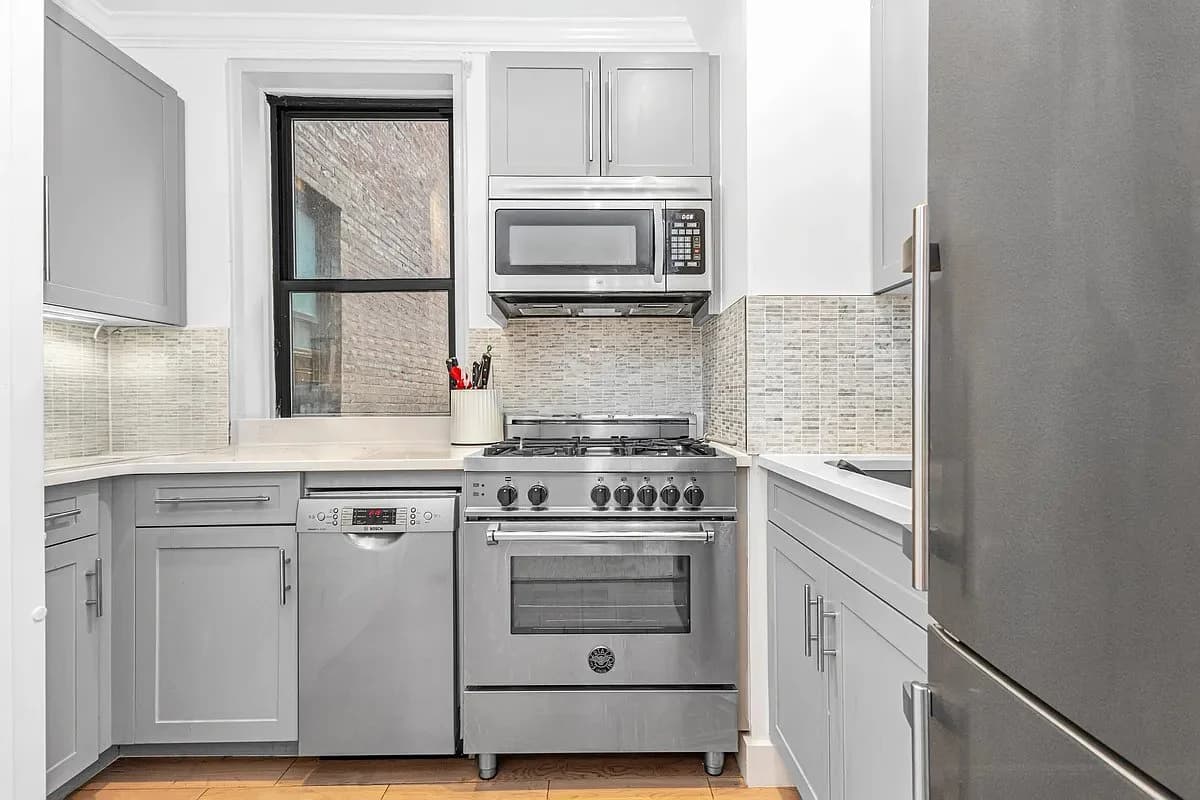 421 West 21st Street, photo 4