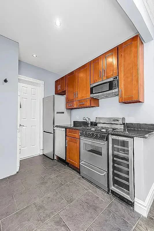 2 bed apartment at 566 Hudson St, Unit 1, West Village, photo 2 of 5