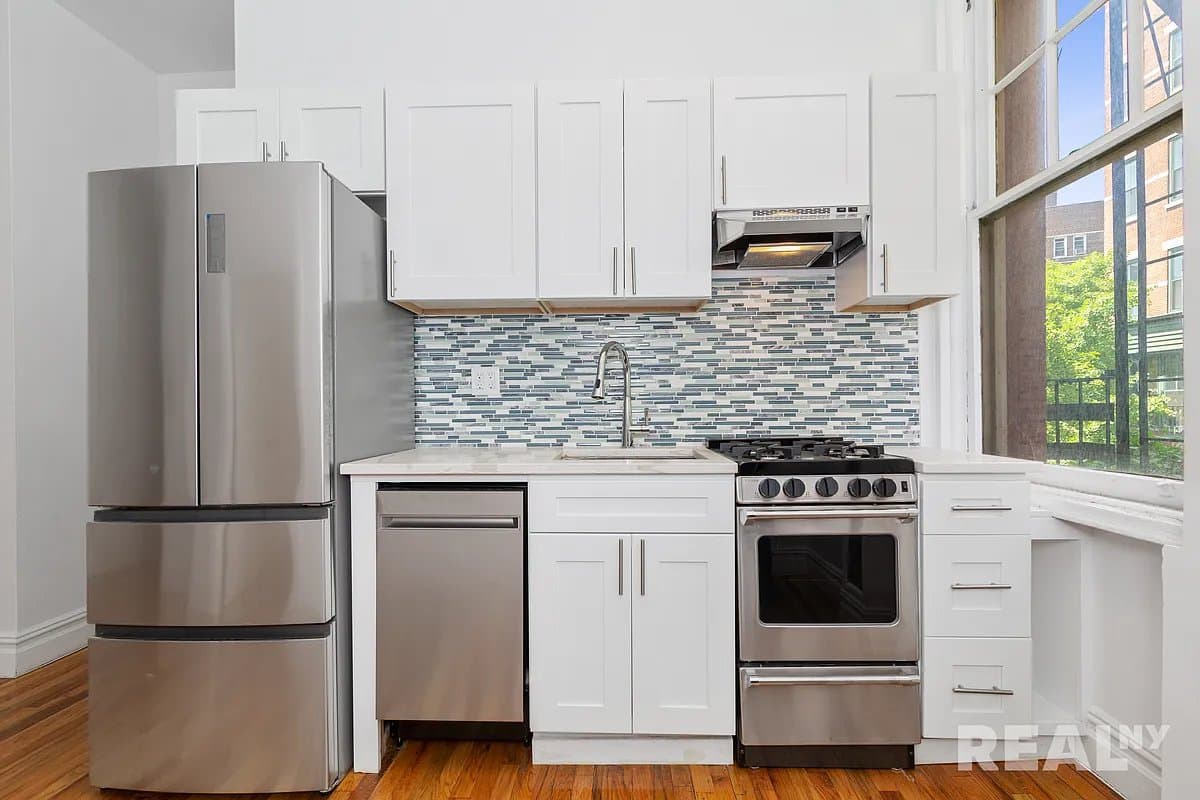 Studio apartment at 90 Bank Street, Unit 5A, West Village, photo 2 of 2