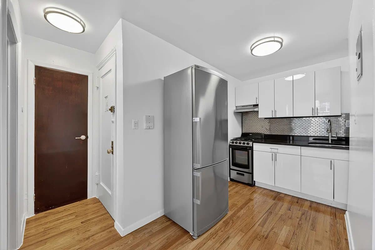 222 West 10th Street, photo 3