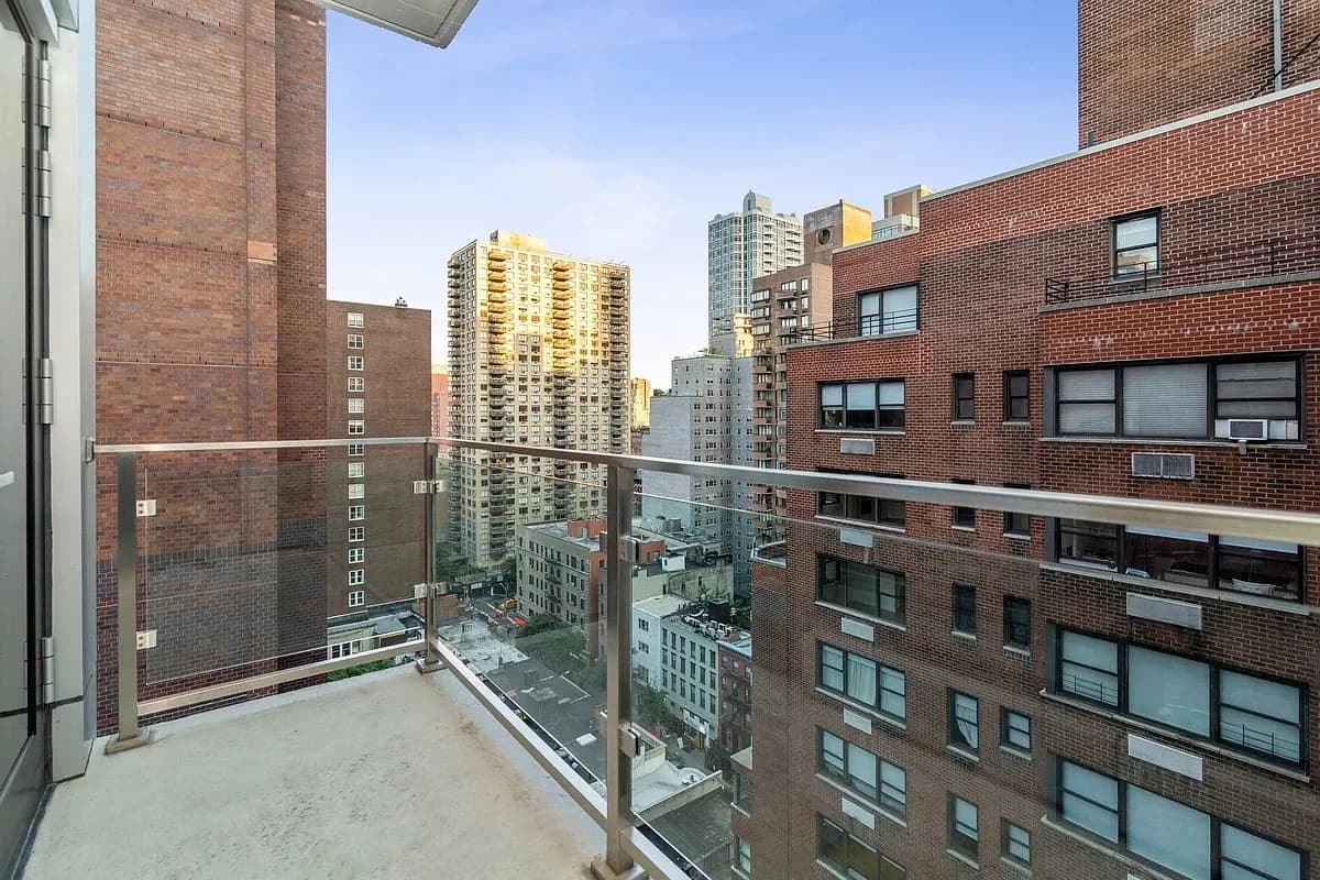 227 Lexington Avenue, photo 2