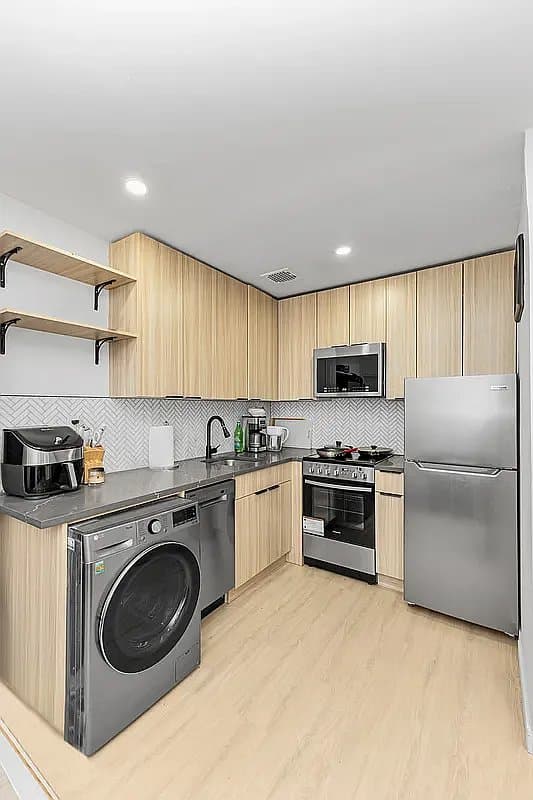 228 East 25th Street, photo 4