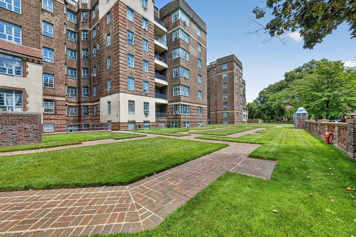 1 bed apartment at 150 Greenway Terrace, Unit W43, Forest Hills, photo 13 of 15