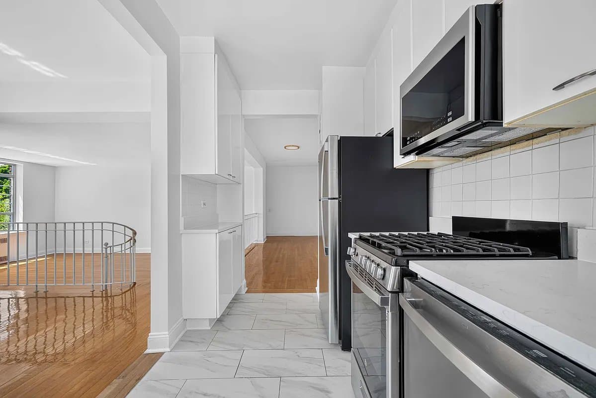 1 bed apartment at 150 Greenway Terrace, Unit W43, Forest Hills, photo 3 of 15