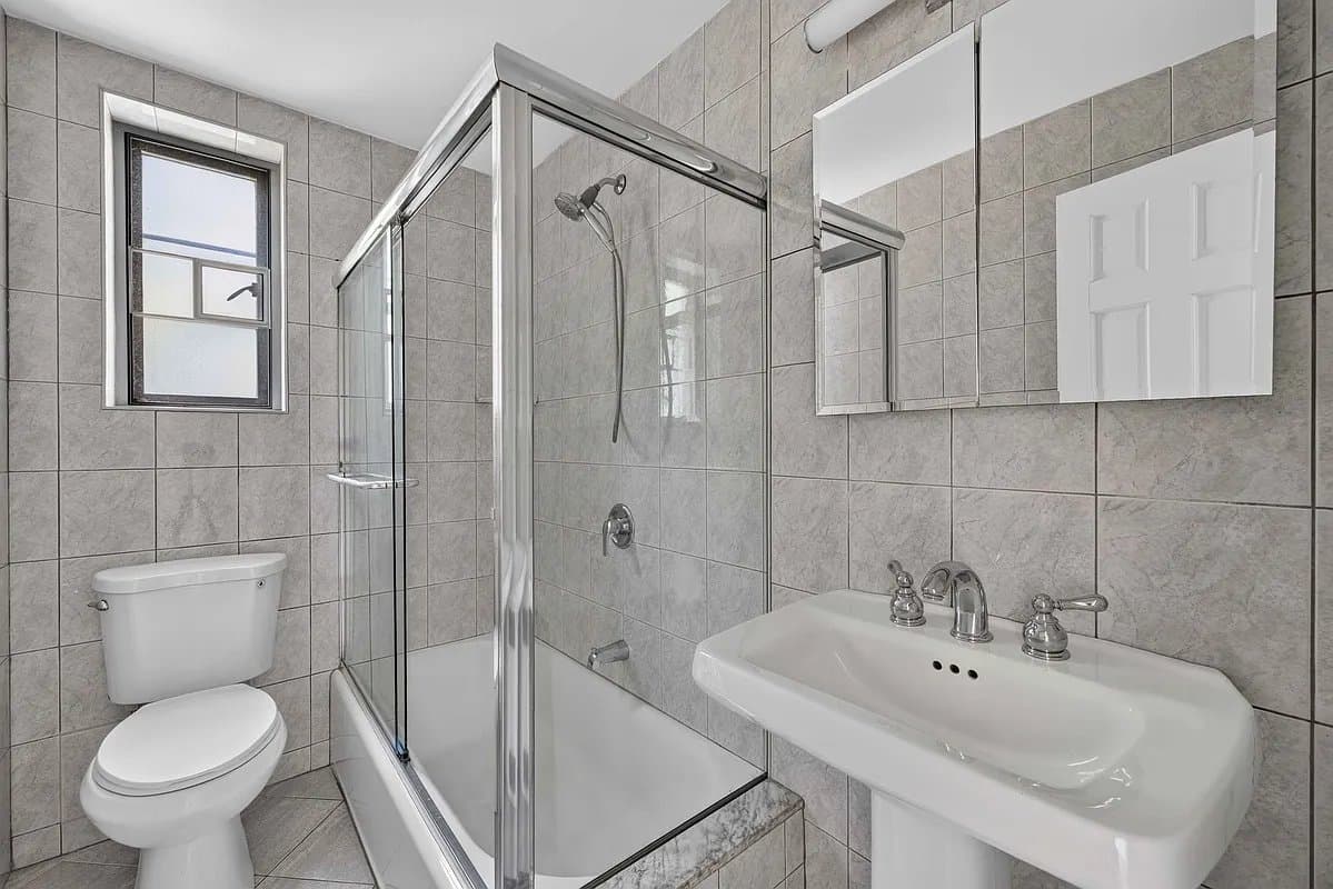 1 bed apartment at 150 Greenway Terrace, Unit W43, Forest Hills, photo 7 of 15