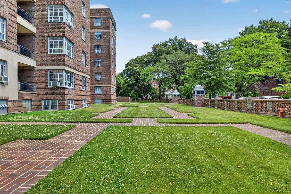 1 bed apartment at 150 Greenway Terrace, Unit W43, Forest Hills, photo 12 of 15