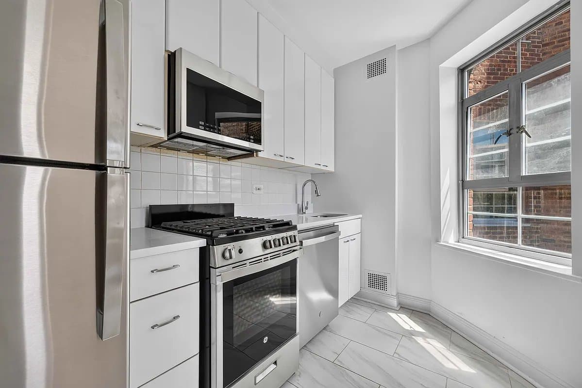 1 bed apartment at 150 Greenway Terrace, Unit W43, Forest Hills, photo 4 of 15
